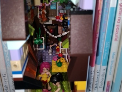 Book nook - mebelki, kwiaty, pokoik z klocków lego