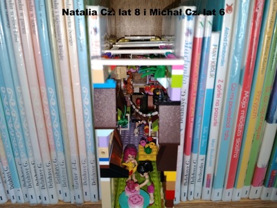 Book nook - mebelki, kwiaty, pokoik z klocków lego między książkami