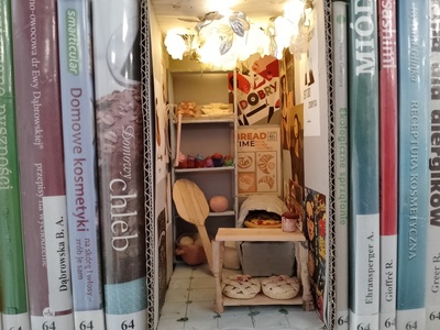 Book nook - mebelki, pieczywo, piekarnia między książkami