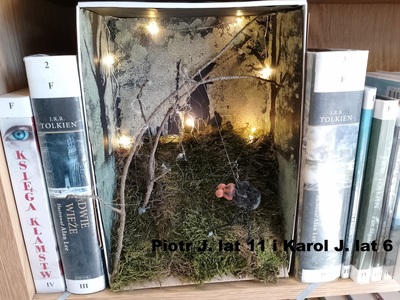 Book nook - mech, pająk, sieci, postaci w tle