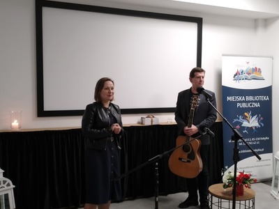 Kuba Michalski i dyrektor Biblioteki w podziękowaniach