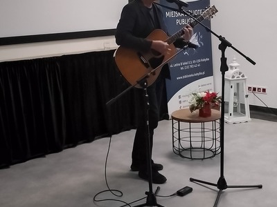 Kuba Michalski grający na gitarze