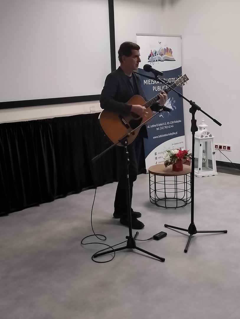 Kuba Michalski grający na gitarze
