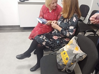 Agnieszka Grzelak rozdaje autografy