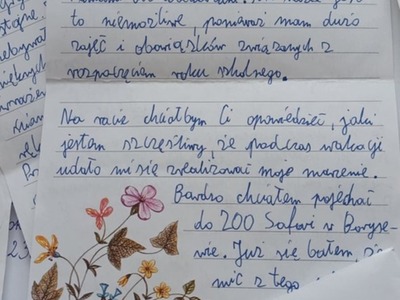 Listy od uczestników na wierzchu list od zwycięzcy konkursu Jakuba