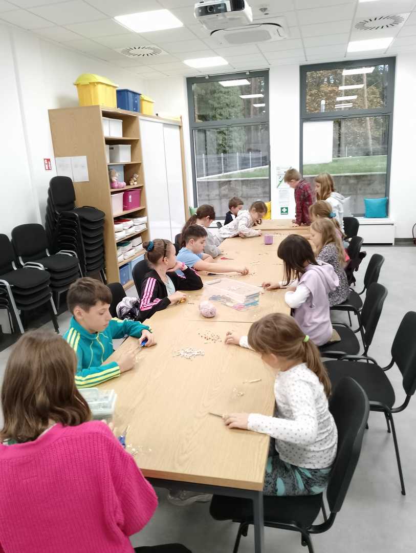 Dzieci pracują nad swoimi breloczkami.
