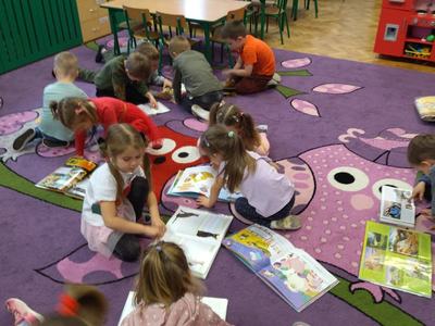 Dzieci oglądające książki.