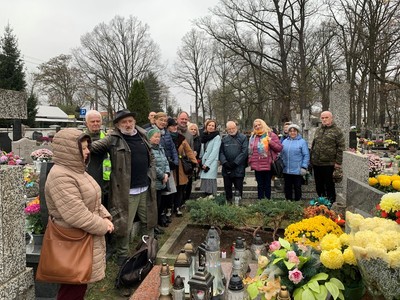 Zdjęcie przedstawiające uczestników wydarzenia na terenie Starego Cmentarza w Kobyłce.
