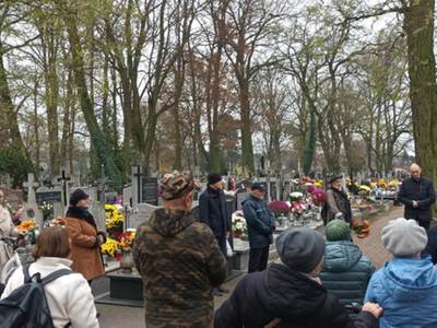 Zdjęcie przedstawiające uczestników wydarzenia na terenie Starego Cmentarza w Kobyłce.