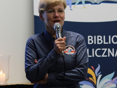 Monika Witkowska wita się z uczestnikami spotkania