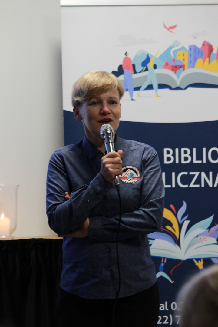 Monika Witkowska wita się z uczestnikami spotkania
