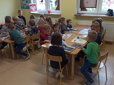 Dzieci oglądające książki.