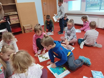 Dzieci oglądające książki.