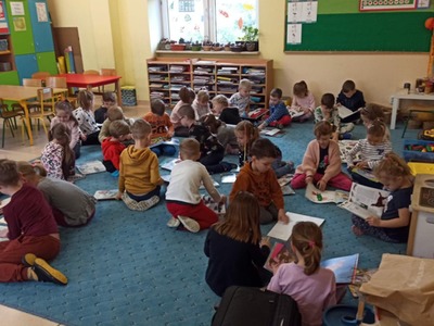 Dzieci oglądające książki.