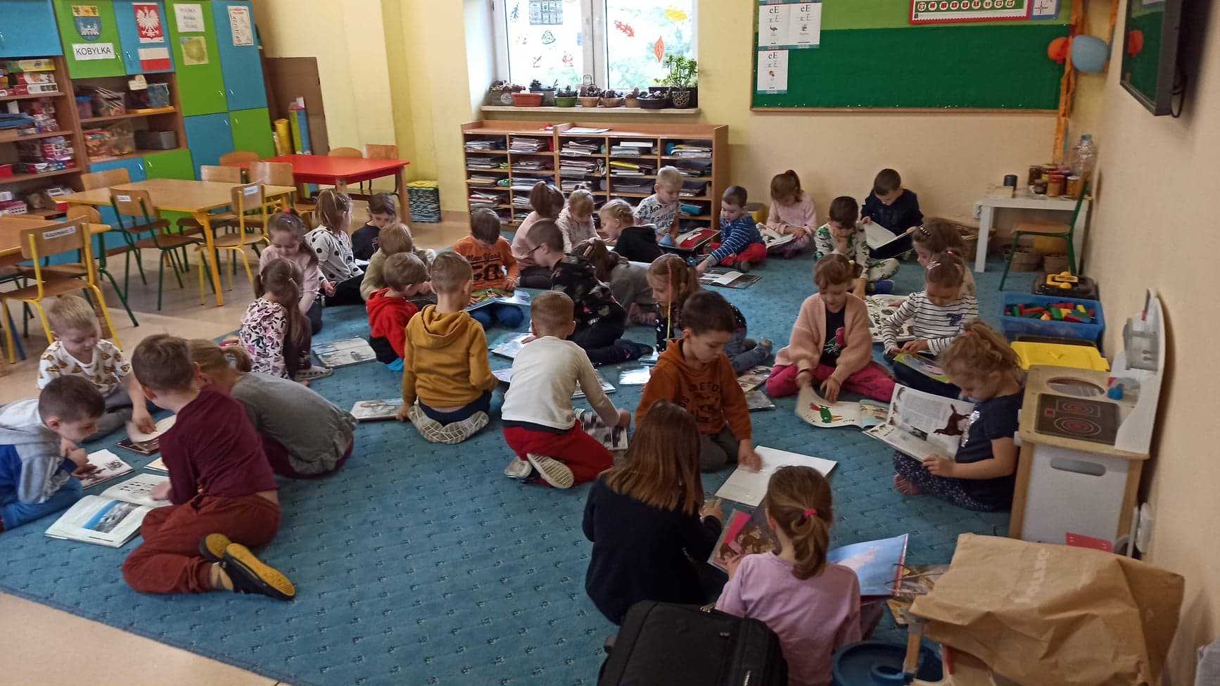 Dzieci oglądające książki.