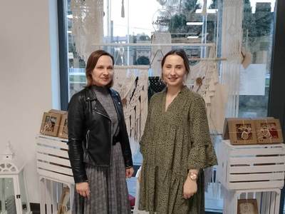 Dyrektor i autorka prac Marta Stelągowska a w tle prace z makramy