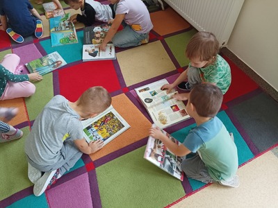 Dzieci oglądające książki.
