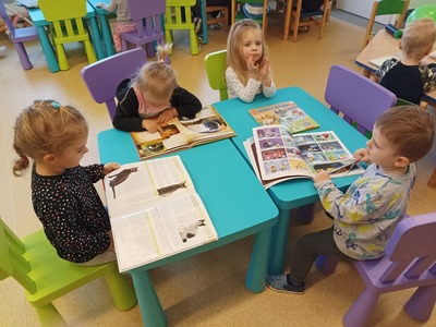 Dzieci oglądające książki.