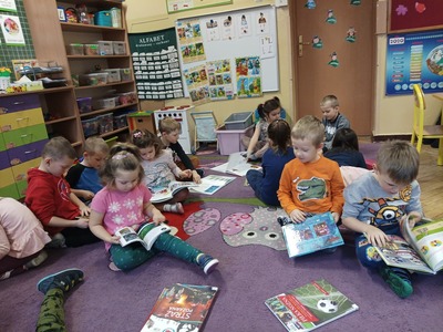 Dzieci oglądające książki.