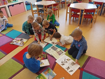 Dzieci oglądające książki.