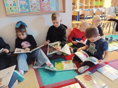 Dzieci oglądające książki.
