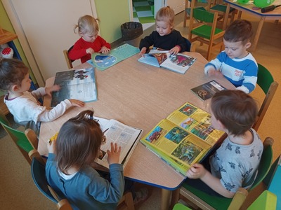 Dzieci oglądające książki.