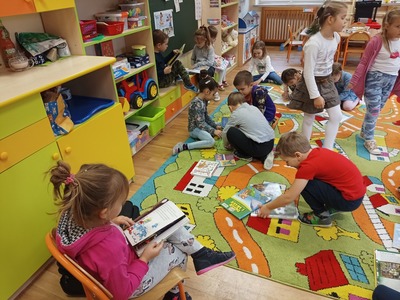 Dzieci oglądające książki.