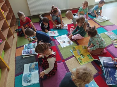 Dzieci oglądające książki.