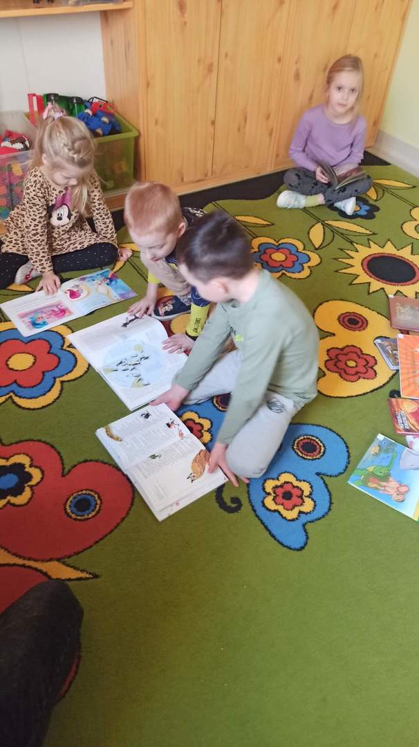 Dzieci oglądające książki.