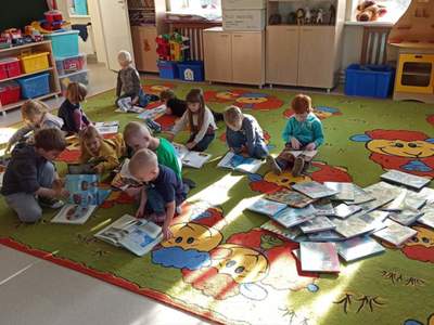 Dzieci oglądające książki.