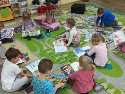 Dzieci oglądające książki.