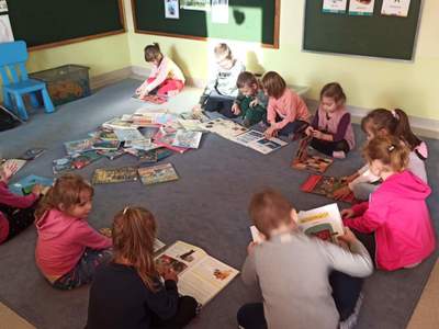 Dzieci oglądające książki.