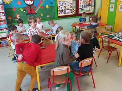 Dzieci oglądające książki.
