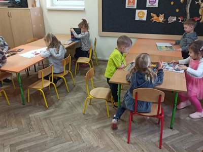 Dzieci oglądające książki.