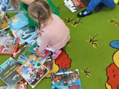 Dzieci oglądające książki.