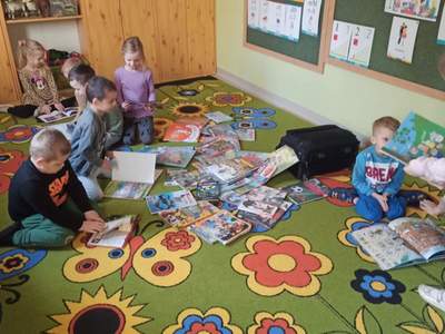 Dzieci oglądające książki.