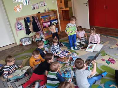 Dzieci oglądające książki.