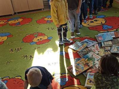 Dzieci oglądające książki.