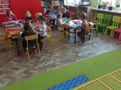 Dzieci oglądające książki.
