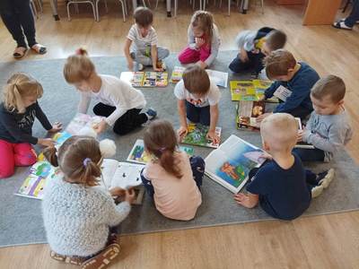 Dzieci oglądające książki.