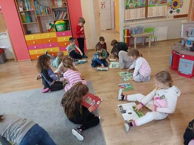 Dzieci oglądające książki.