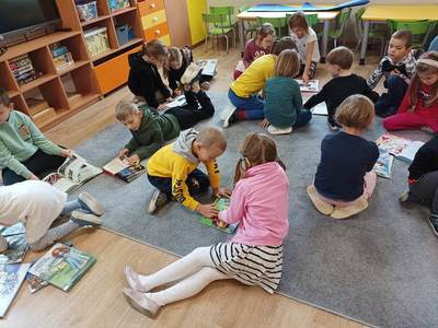 Dzieci oglądające książki.