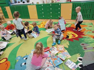 Dzieci oglądające książki.