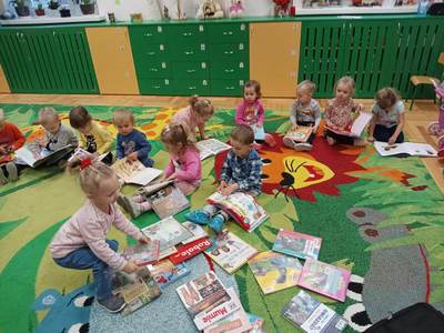 Dzieci oglądające książki.