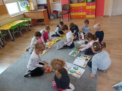 Dzieci oglądające książki.