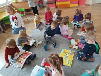 Dzieci oglądające książki.