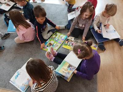 Dzieci oglądające książki.