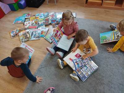 Dzieci oglądające książki.