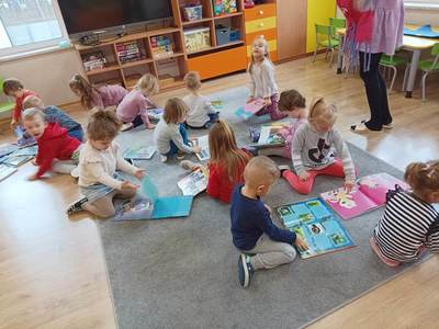 Dzieci oglądające książki.