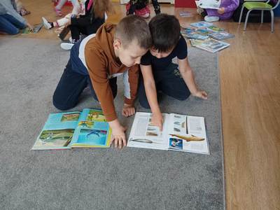 Dzieci oglądające książki.
